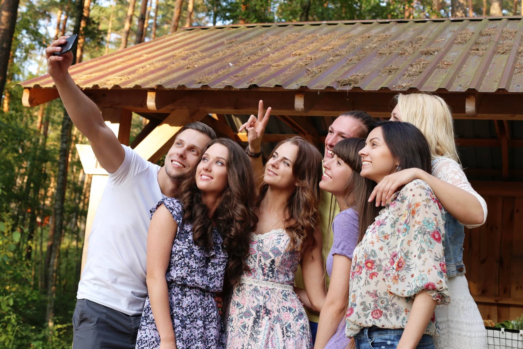 Nhóm bạn chụp ảnh selfie trước nhà gỗ