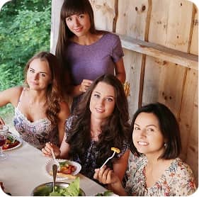Nhóm bạn thưởng thức món ăn truyền thống